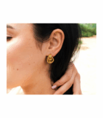 Clous d’oreilles en acier inoxydable « Luisa », de couleur dorée, en forme d’anneaux entrelacés – Image 3