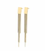 Lange goldene Ohrstecker aus Edelstahl Modell Lane am Ohr