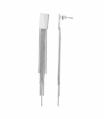 Lange goldene Ohrstecker aus Edelstahl Modell Lane am Ohr